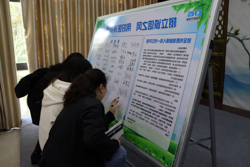 经开区医保分局进花溪社区开展医保基金普法宣传活动