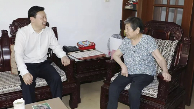 李佰平走访看望老同志