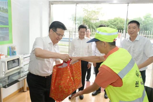 王剑锋检查调度假期文旅消费和安全生产工作